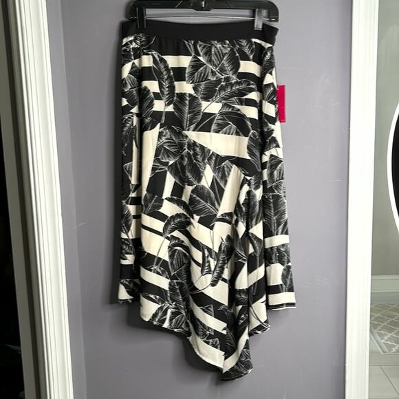 Vince Camuto Black and White Leaf Print Handkerchief Style Skirt Size 6 - Picture 7 of 7